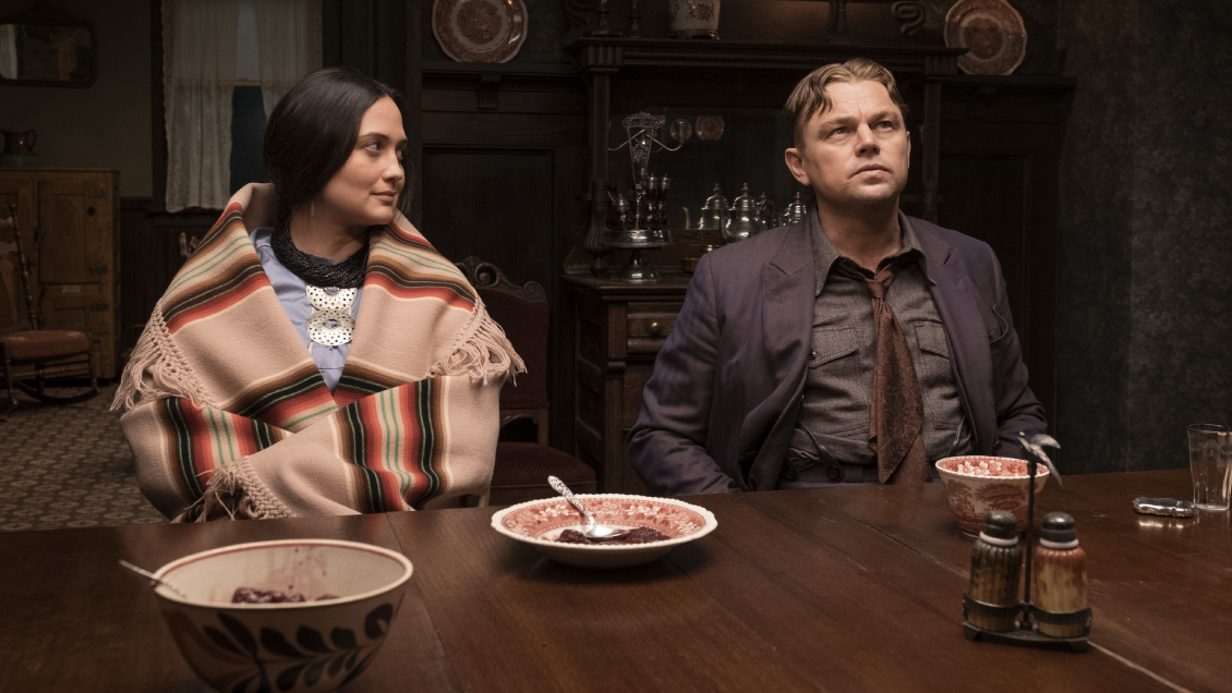 Leonardo DiCaprio y Lily Gladstone Leonardo DiCaprio y Lily Gladstone sentados en una mesa