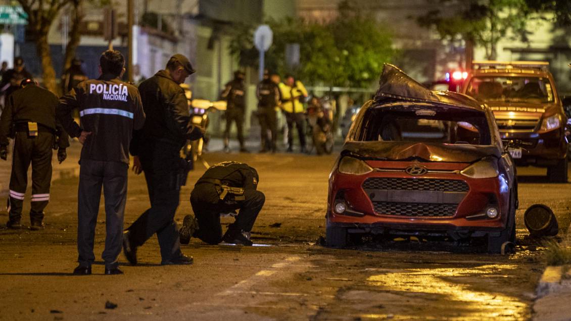Reportan un auto incendiado y varias explosiones en zona comercial de Quito