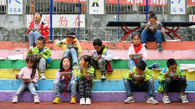 China emite plan de acción para mejorar la educación básica