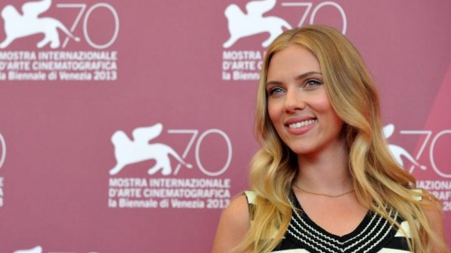   Abucheada y con llanto: Así fue el paso de Scarlett Johansson por Venecia en 2013 