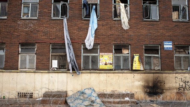  Sudáfrica: Fallecidos por incendio en edificio aumentaron a 77  