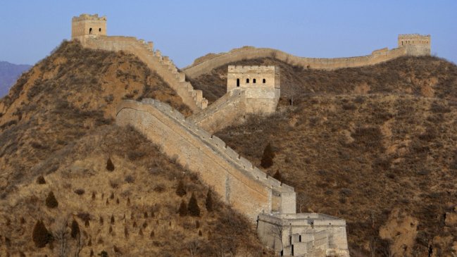  Hombres derriban parte de la Gran Muralla China para llegar más rápido al trabajo  