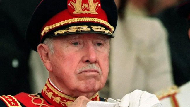  Argentina retira condecoraciones a Pinochet  