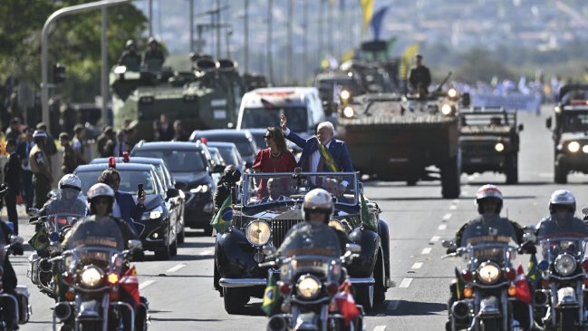  Lula hace gestos a militares para despolitizar Día de la Independencia  