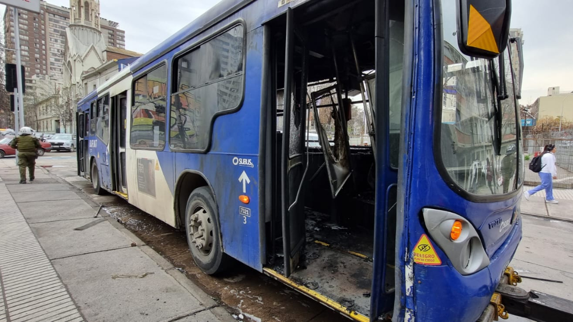 Antisociales quemaron un bus del transporte público en el centro de Santiago