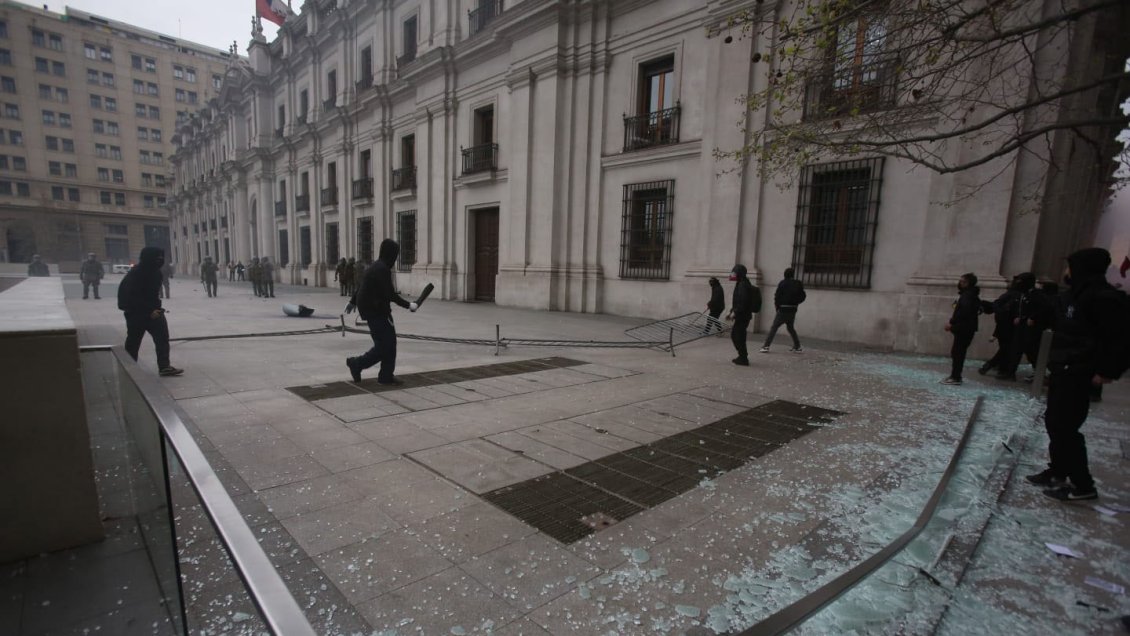 Presidente Boric condena ataques a La Moneda y tumba de Jaime Guzmán