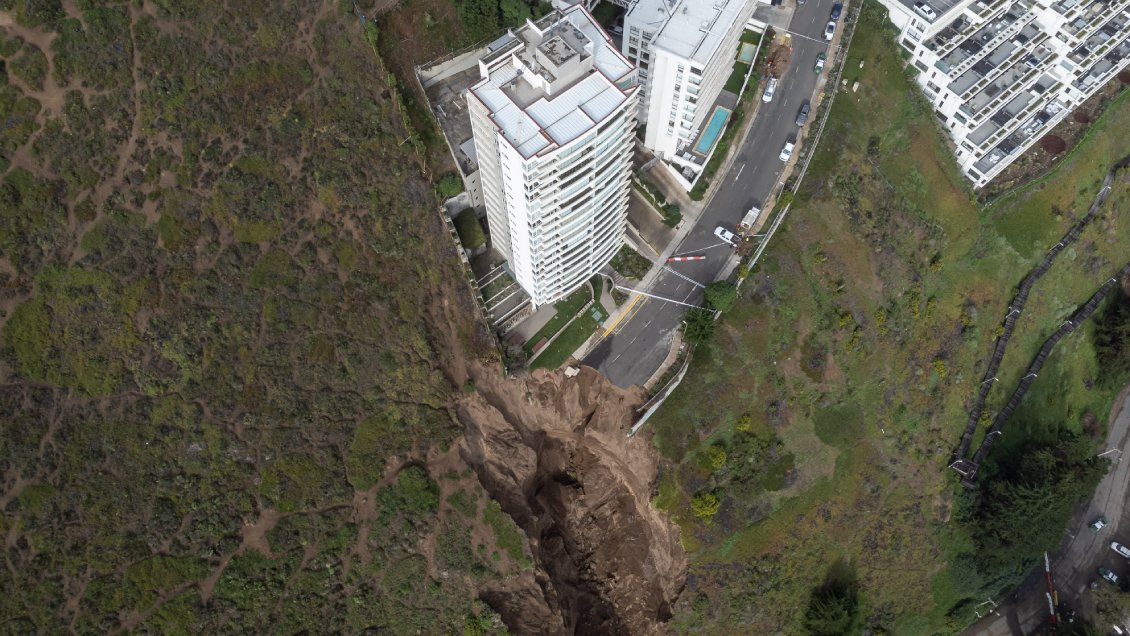 Lluvia agrandó el socavón de Reñaca y obligó a evacuar otro edificio