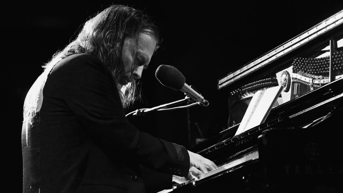 Thom Yorke toca el piano Thom Yorke toca el piano