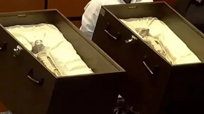  Ufólogo expuso supuestos cadáveres extraterrestres en el Congreso de México  