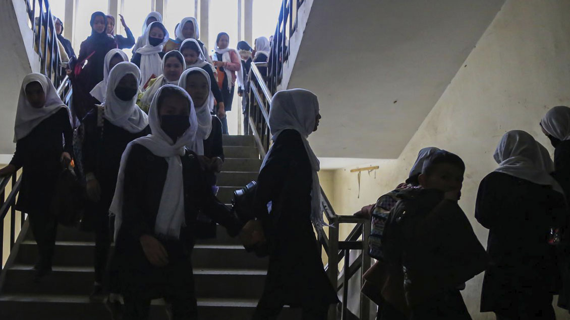 Talibanes niegan represión a afganas, pese a acusaciones