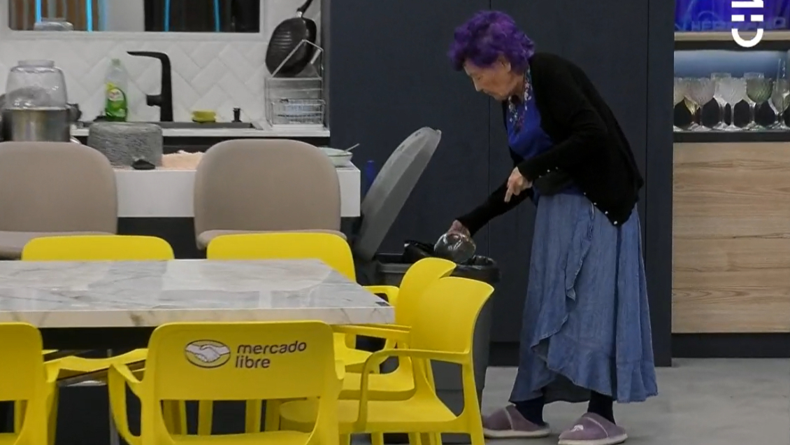 Mónica tiró a la basura los porotos que cocinó Pincoya Mónica tiró a la basura los porotos que cocinó Pincoya