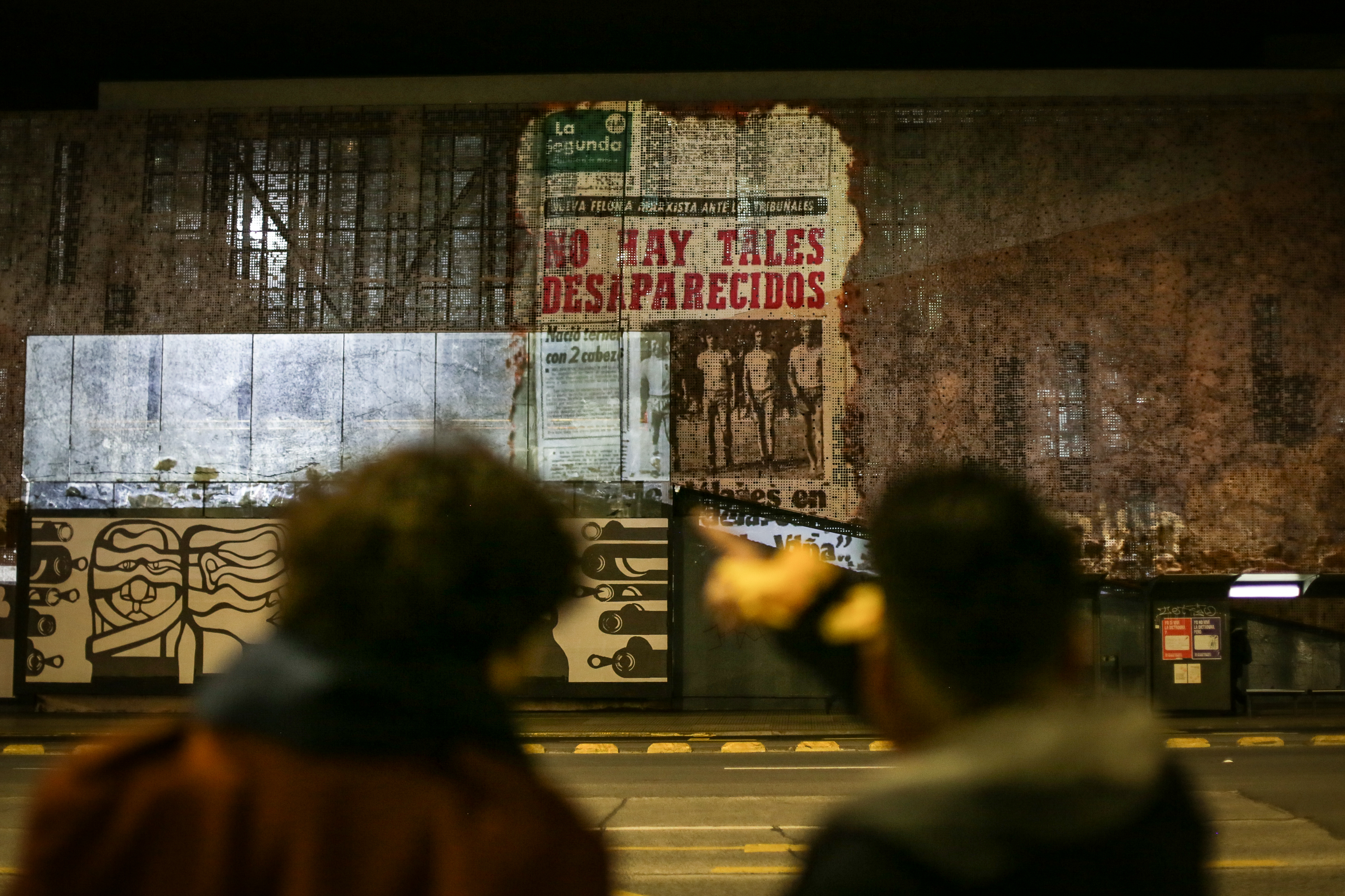 Amnistía Internacional iluminó la fachada del Centro Cultural Gabriela Mistral como ejercicio de memoria por los 50 años del golpe