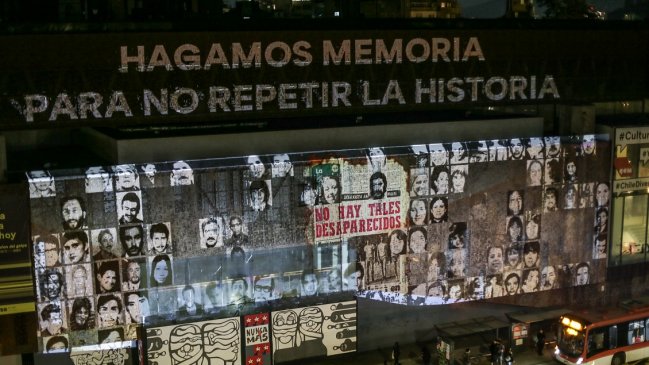   Amnistía Internacional iluminó la fachada del GAM con potente mensaje a 50 años del golpe 