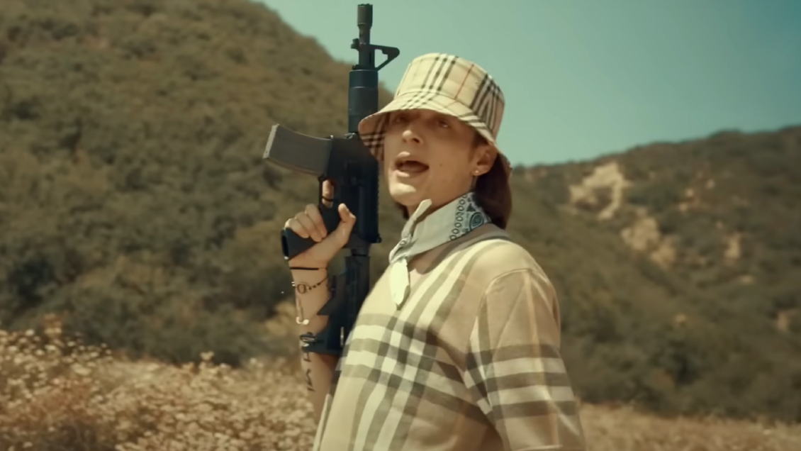 Peso Pluma portando un arma Peso Pluma portando un arma