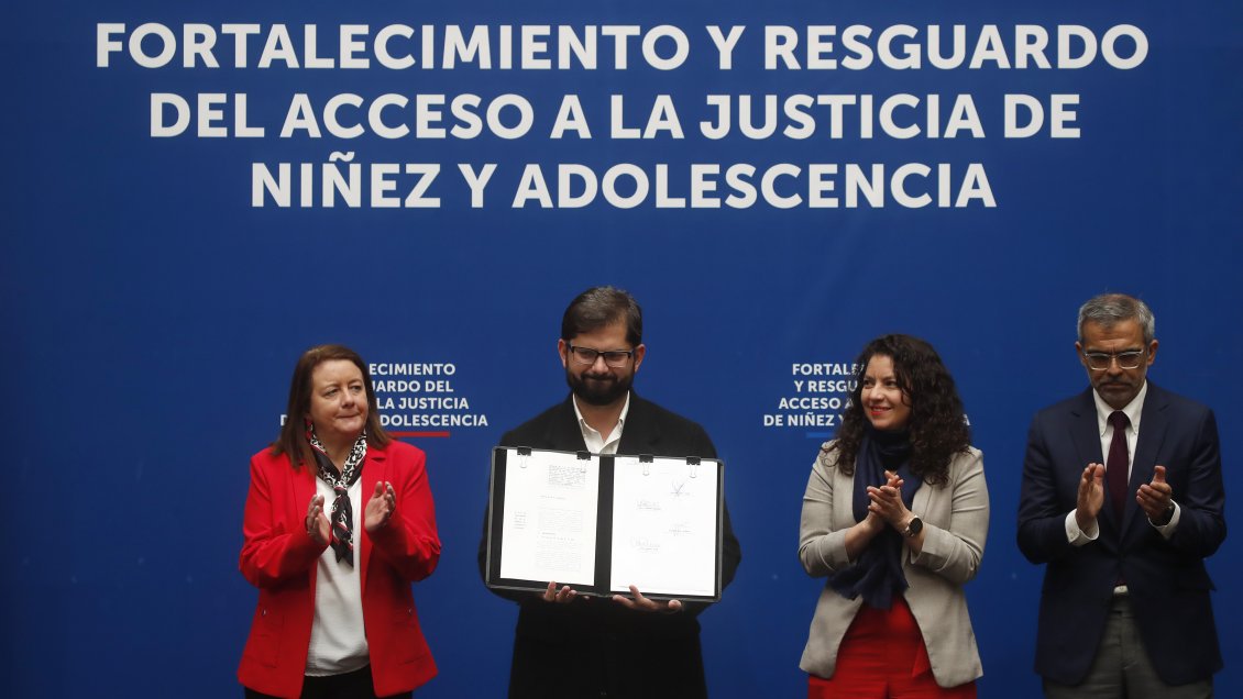 Boric firmó proyecto que busca fortalecer acceso a la justicia de la niñez y adolescencia