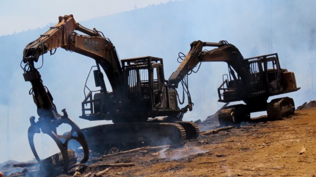  Ataque incendiario en Toltén dejó 11 máquinas forestales quemadas  