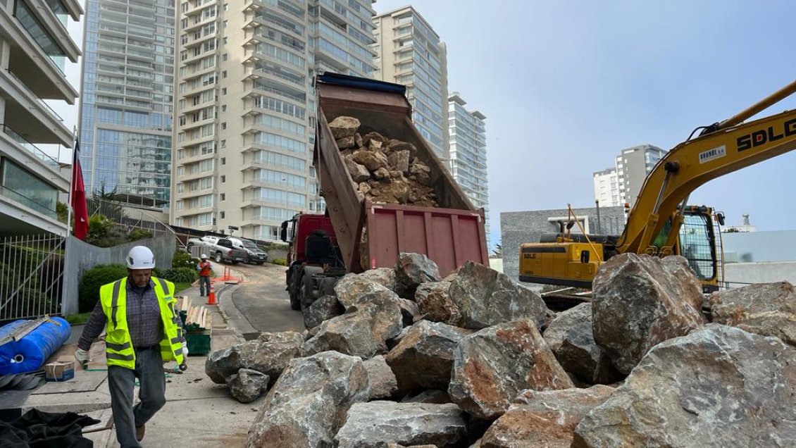 Alcaldesa Ripamonti acusa que DOM aún no dicta inhabitabilidad por socavón de Reñaca