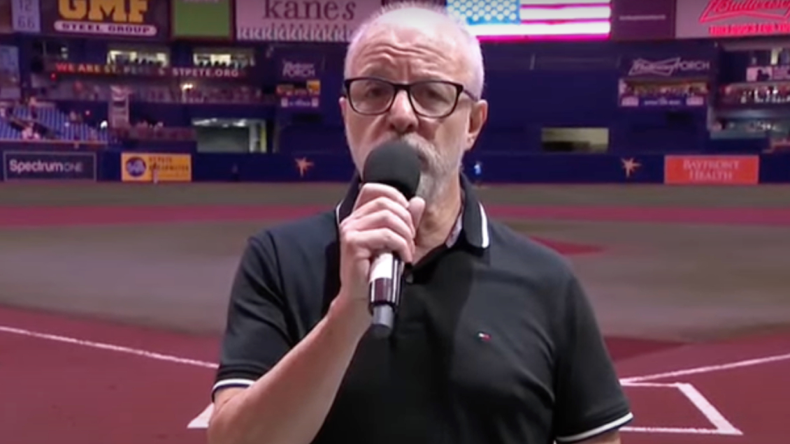 Alberto Plaza cantó el himno de Estados Unidos en partido de béisbol