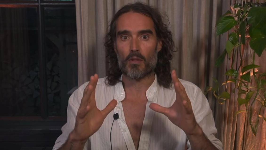 Russell Brand reaparece por primera vez luego de acusaciones en su contra