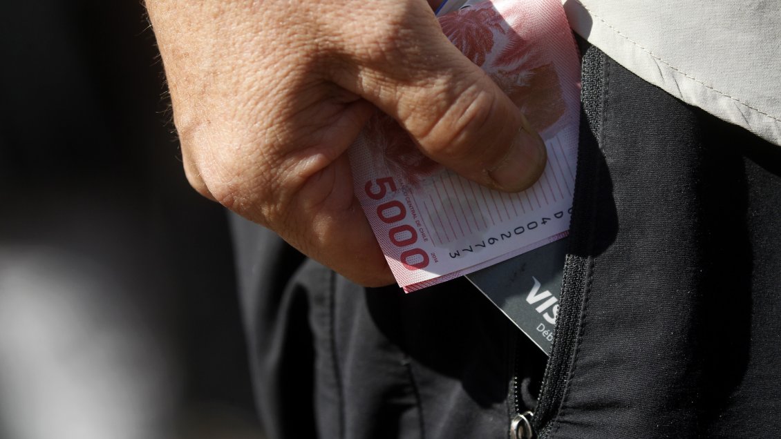 Dinero en efectivo es ahora la tercera forma de pago en Chile