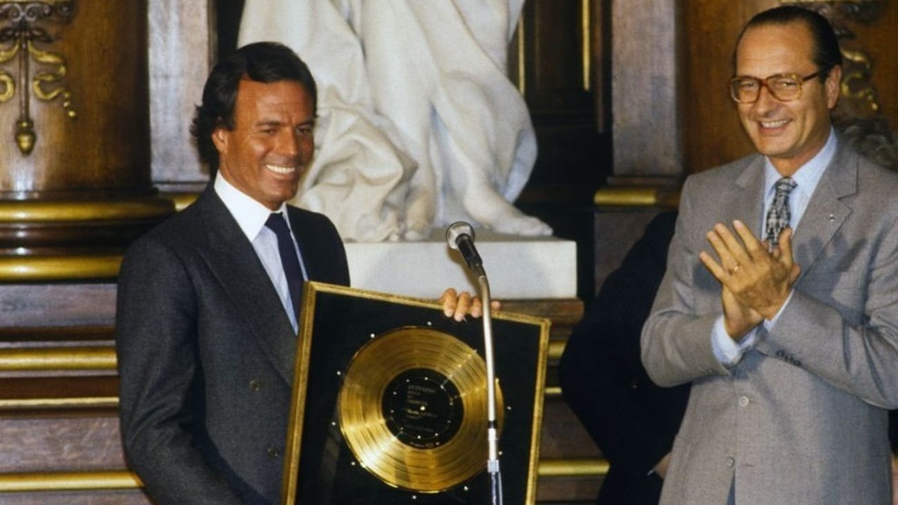 Julio Iglesias recibe un disco de oro