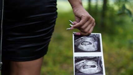  Mujer embarazada hace controversial sesión de fotos con temática de funeral  