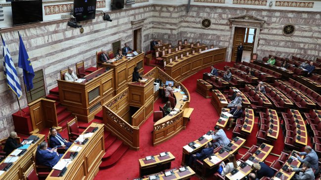   Gobierno griego defiende ley que permite hasta 13 horas diarias de trabajo 