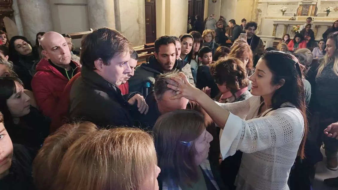 Mujer asegura tener un poder sanador y reúne kilométricas filas en Argentina