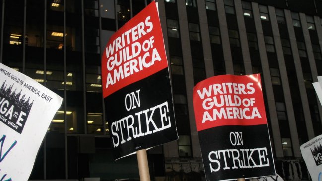 Huelga de guionistas llegó a su fin tras casi 5 meses: ¿Qué se negoció?