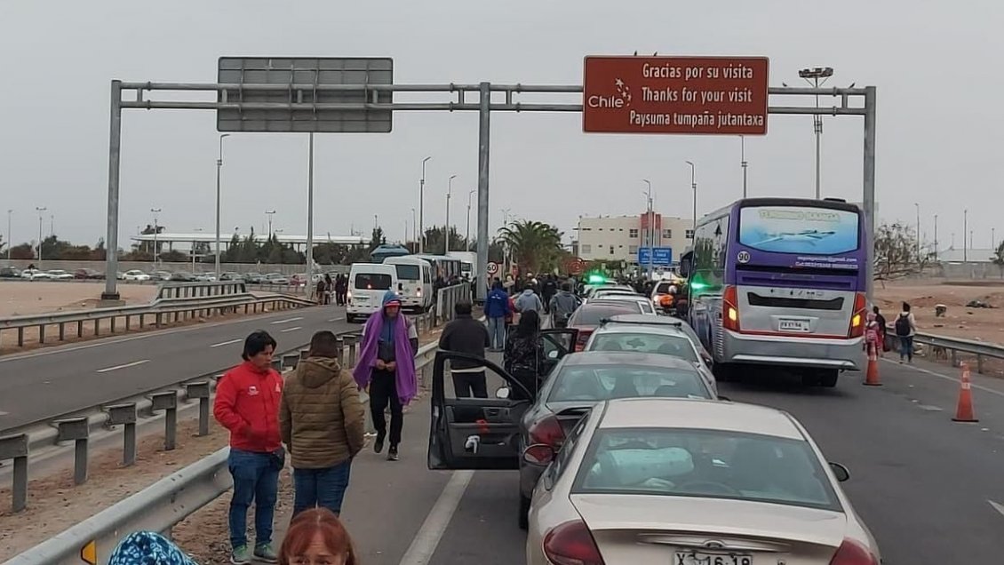 Arica: Migrantes cortaron ruta fronteriza con Perú