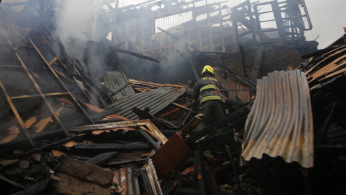 Incendio destruyó popular supermercado de Valdivia