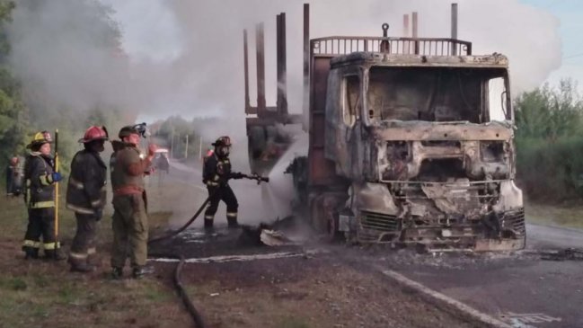  Encapuchados quemaron dos camiones forestales en Collipulli  