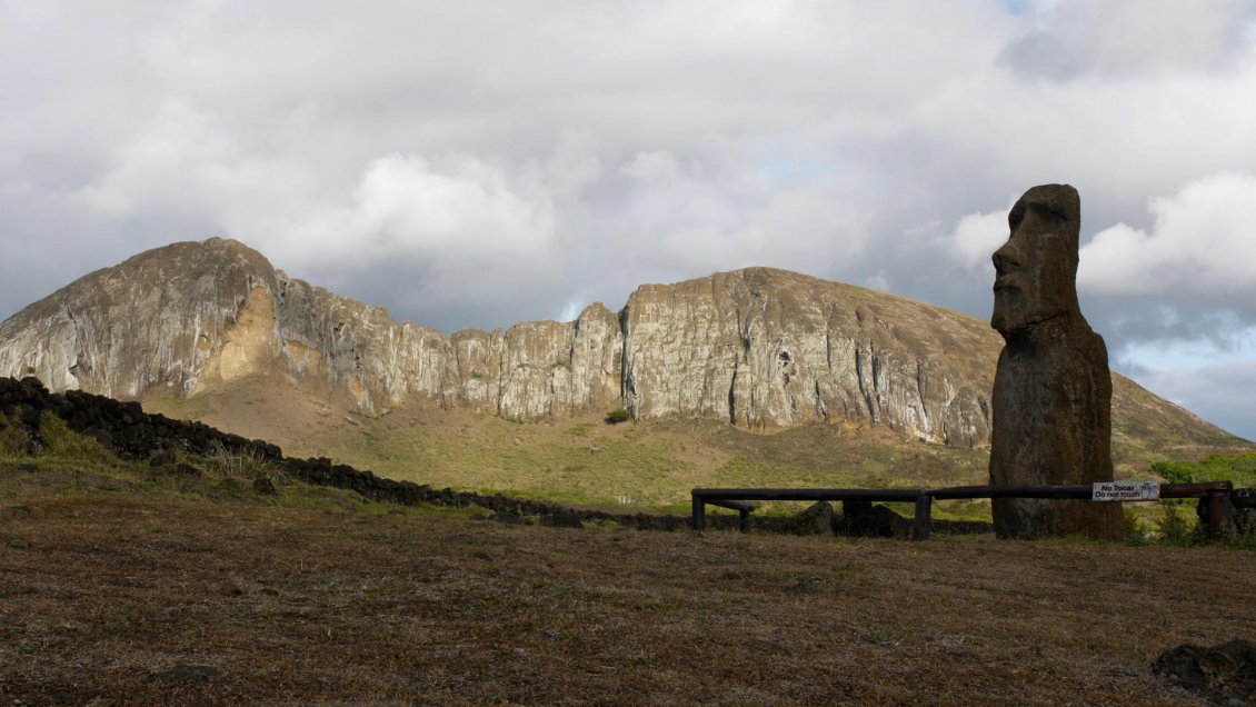 El plan de Rapa Nui para restaurar los moáis dañados en incendio de 2022