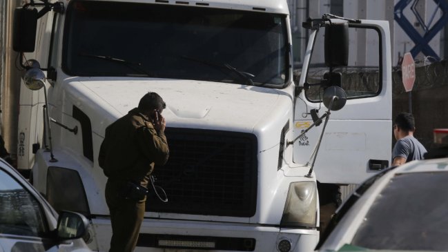 Banda a bordo de seis autos perpetró violento asalto a camión en Santiago
