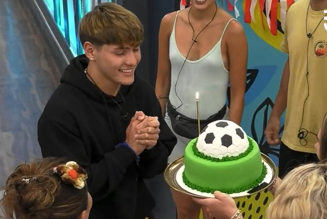 Hans Valdés celebró su cumpleaños 19 en Gran Hermano Hans Valdés celebró su cumpleaños 19 en Gran Hermano