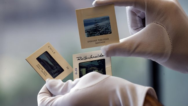 El desafío de inmortalizar las fotos históricas de la guía turística más popular de Chile