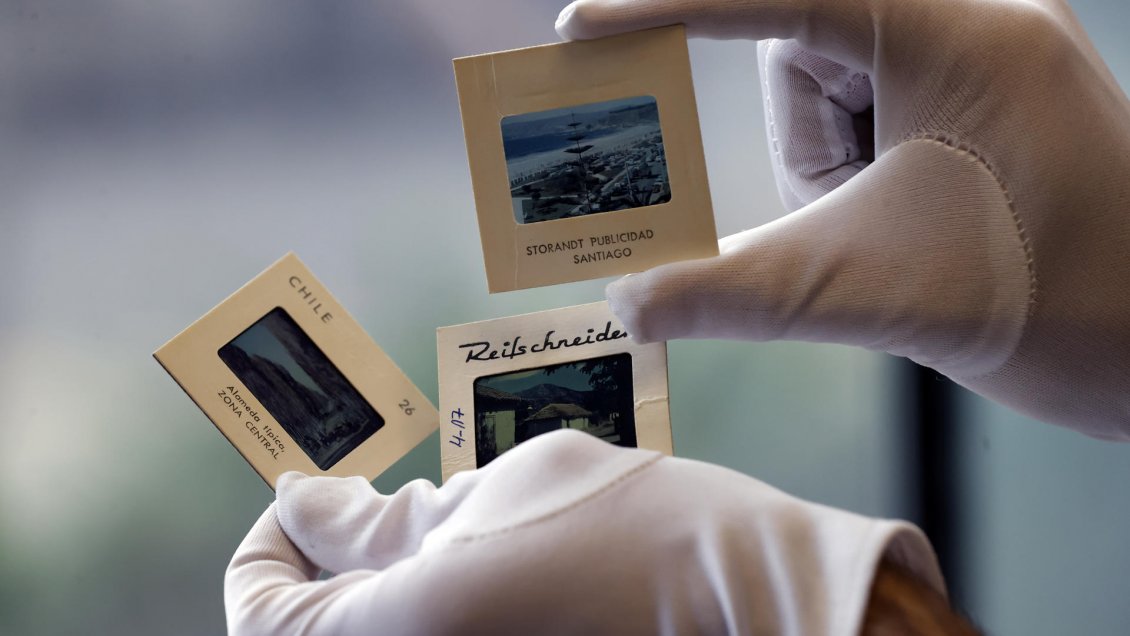 El desafío de inmortalizar las fotos históricas de la guía turística más popular de Chile