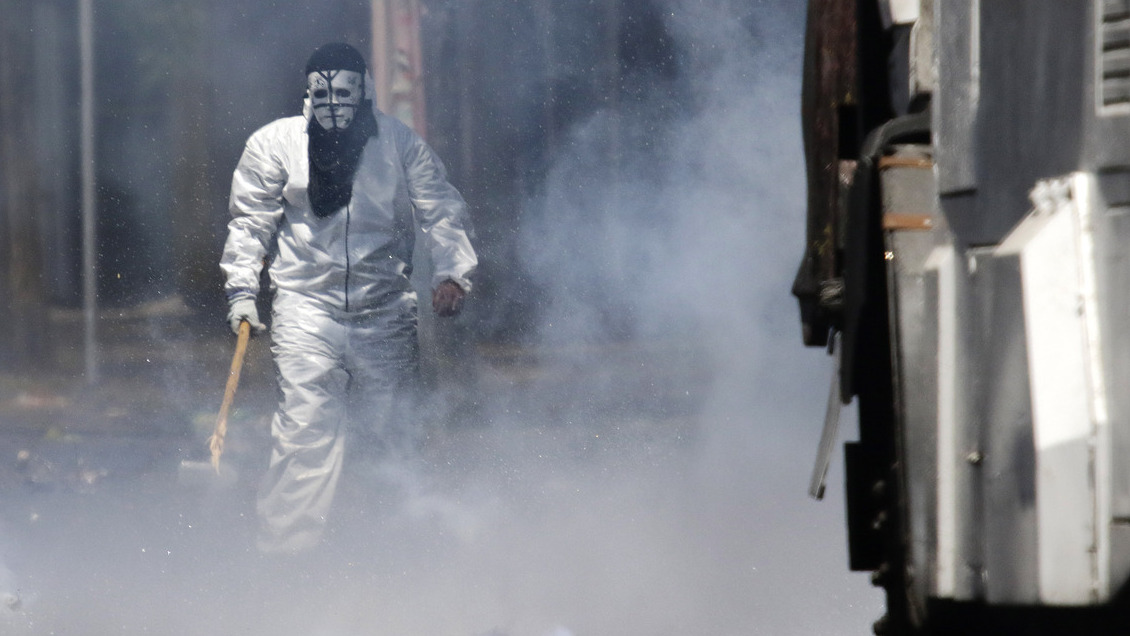 Overoles blancos realizan nuevos desmanes fuera del Liceo Barros Borgoño