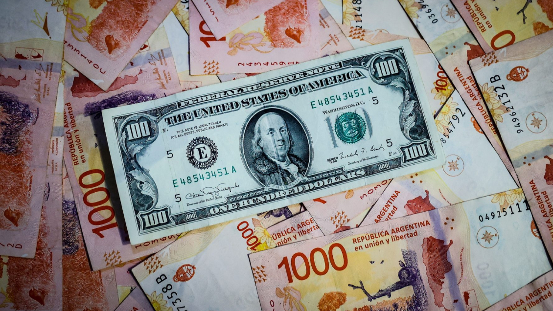 Argentina unificó tres tipos de cambios ante derrumbe de su peso