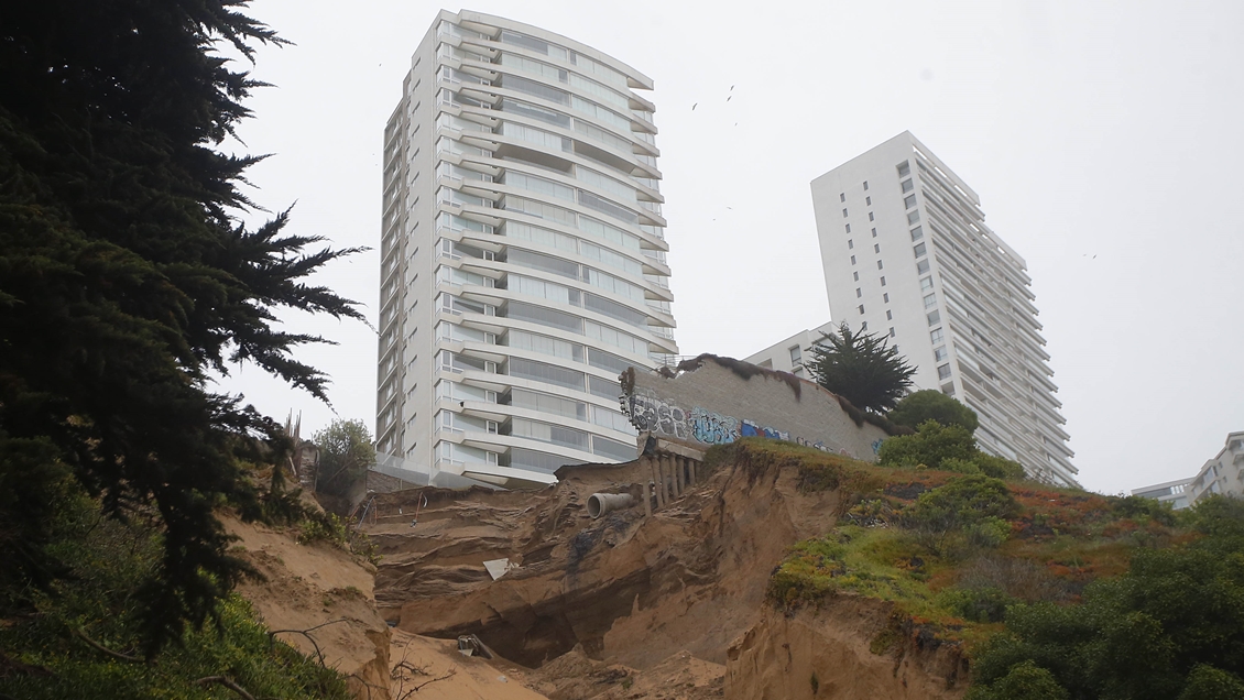 Socavones: Con pocos vecinos comenzó retiro de enseres en edificio de Reñaca