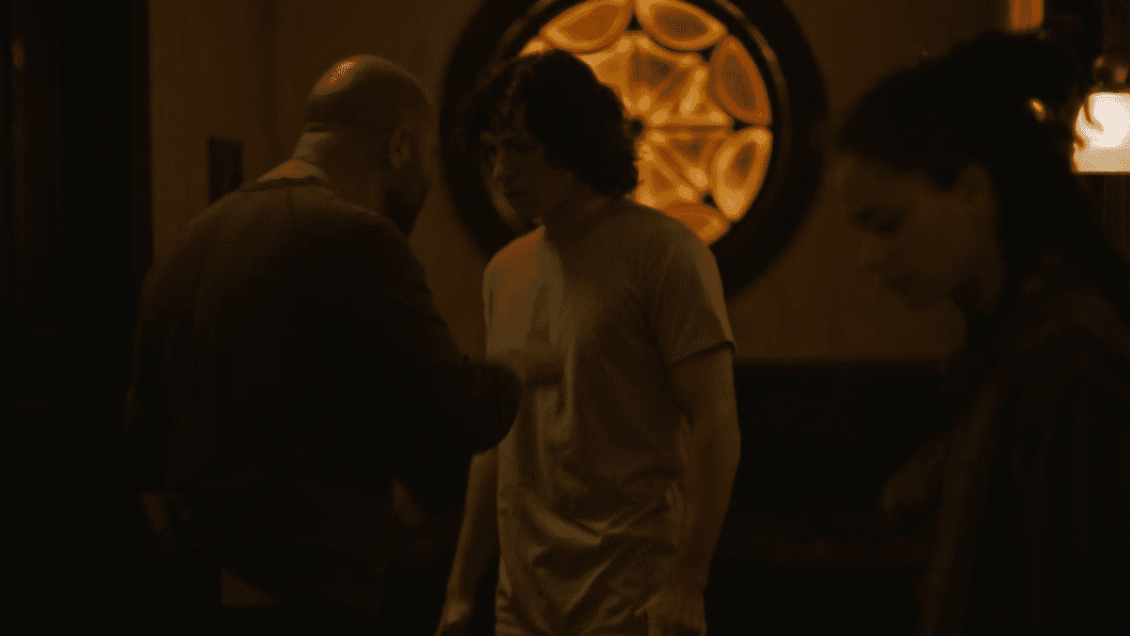 Lior Raz y Tom Holland en The Crowded Room