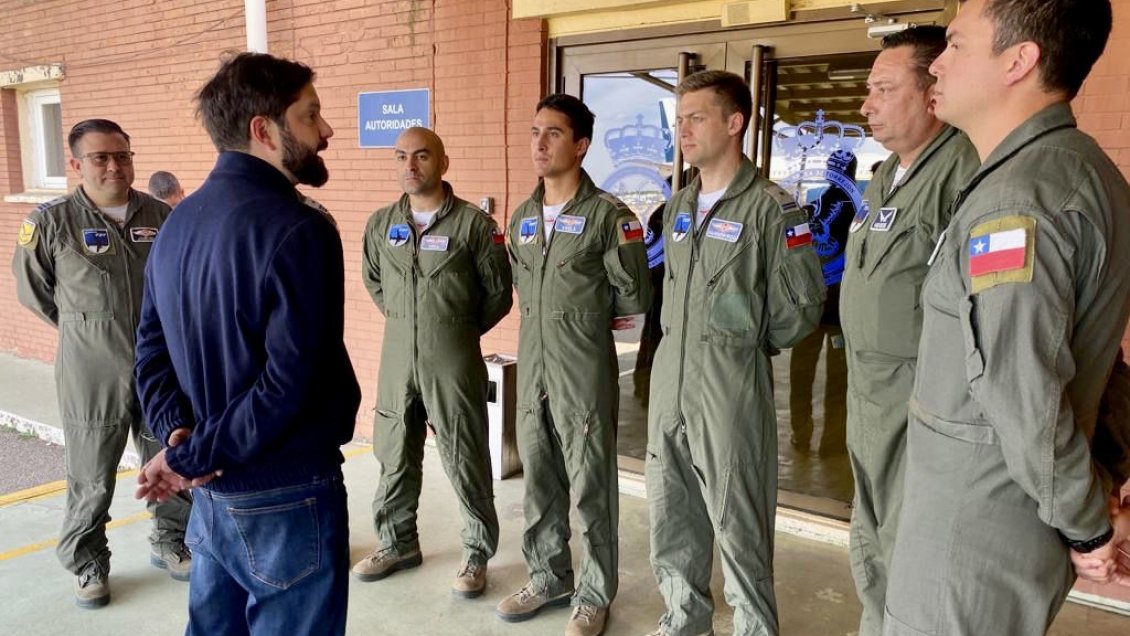 Presidente Boric agradeció labor de tripulación FACh que evacuó a chilenos desde Israel