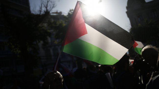 Cerca de 400 personas marchan en apoyo a Palestina en el centro de Santiago