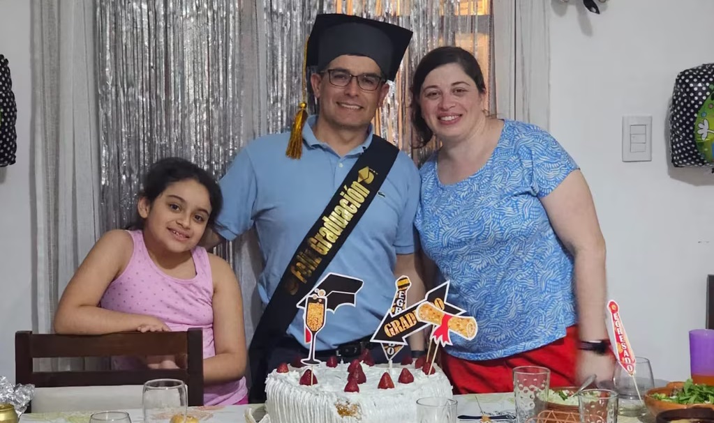 De barrendero a contador: Leonardo y su familia Leonardo Bermúdez y su familia