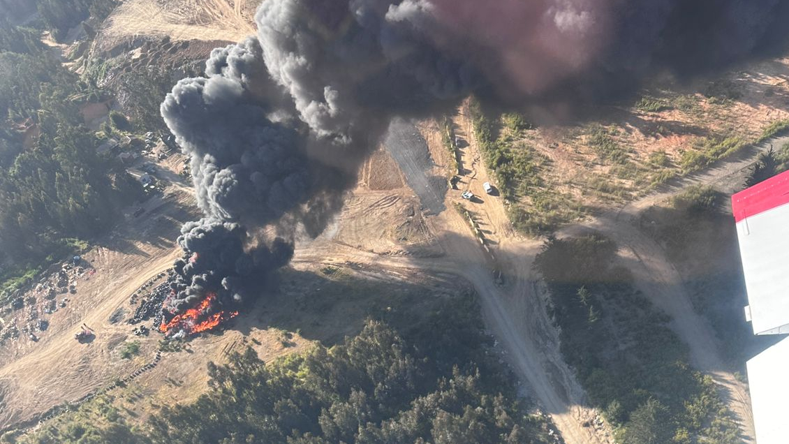 Incendio afecta a acopio de neumáticos en Valparaíso