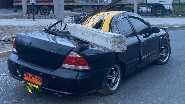 Poste del alumbrado público cayó sobre taxi en Lampa
