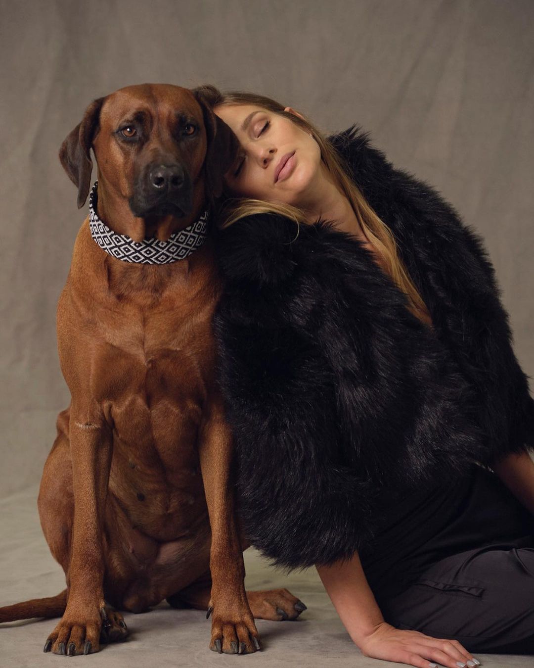 Mayte Rodríguez y su perrita