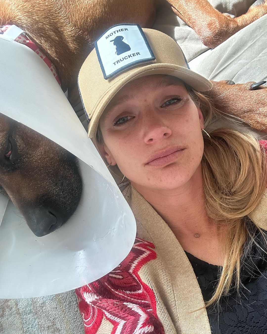 Mayte Rodríguez llorando junto a su perrita