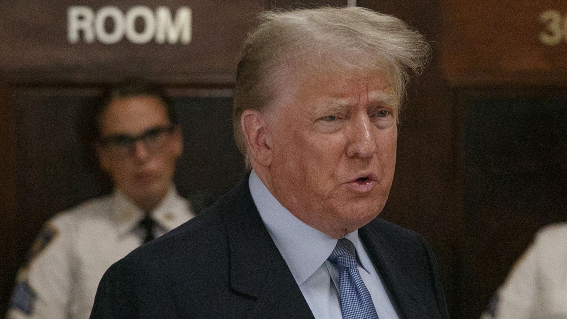 Juez multó a Trump y lo amenazó con cárcel por publicación en internet