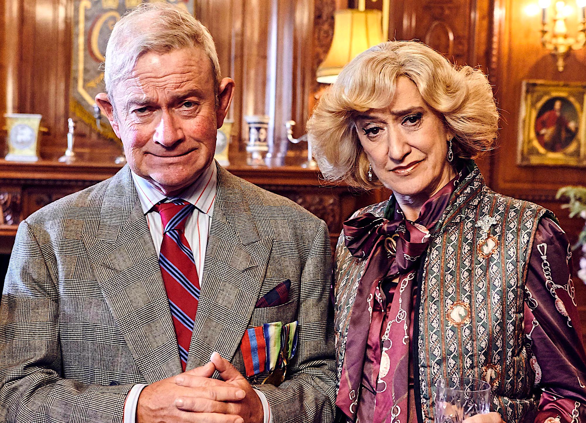 Haydn Gwynne protagonizó The Windsors, donde interpretó a Camilla Parker Haydn Gwynne protagonizó The Windsors, donde interpretó a Camilla Parker